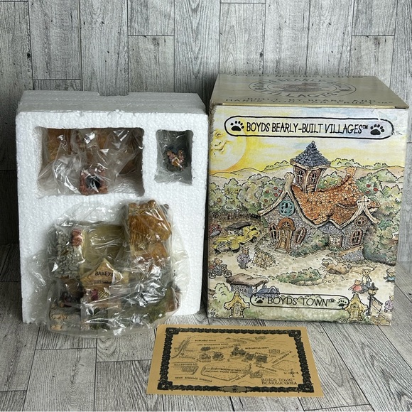 Premiere Edition Boyds Bearly Built Villages Baileys Cozy Cottage New - Picture 1 of 7